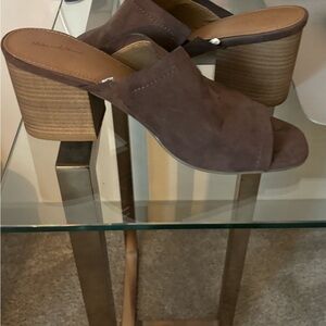 Universal thread brown suede sandals